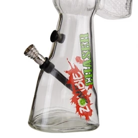 Sklenené bongo Zbraň Zombie Chaser 46 cm - detaul na spodnú časť bonga - kotol, turbo so zátkou a logo Zombie Chaser