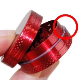 Grinder Drvička prívesok - červená
