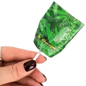 Konopné lízatko Dr Greenlove v ruke.