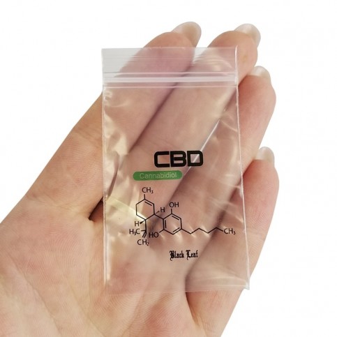 Zip sáčky CBD Black Leaf - jeden kus v ženskej ruke