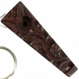 Šlukovka mini fajka Drevo prívesok - pohľad zvrchu - detail na vyrezávané zdobenie