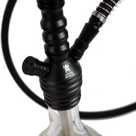Vodná fajka Kaya Elox Eco Forcer Black - detail základne s logom Kaya Shisha, adaptérom na hadicu a spätným ventilom