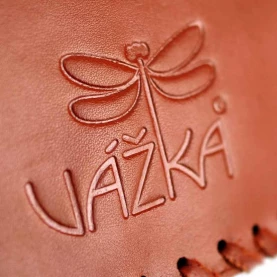 Tabatierka / puzdro na tabak Vážka koža - detail loga