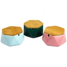 Cigaretový popolník Triangle s drevom - mix farieb