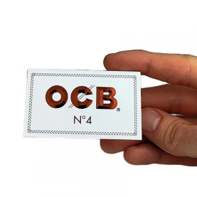 OCB papieriky White double No.4 v ruke