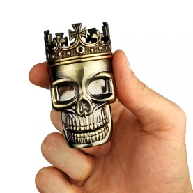 Grinder Drvicka Skull King v ruke