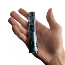 Zapalovač Honest Double Jet - Tmavo-sivý - v ruke