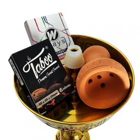 Set Cleopatra Red - korunka a doplnky setu položené na tanieri vodnej fajky