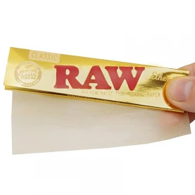 Papieriky RAW Ethereal KS Slim - s vytiahnutým papierikom