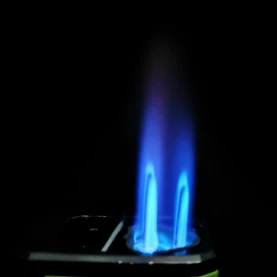 Zapalovač na cigary Green Jet s vykrajovačom - pohľad  na jet flame