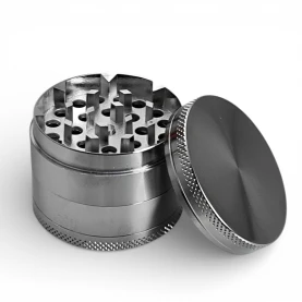 Grinder drvička Alumini 50mm strieborná - opretá vrchná časť drvičky