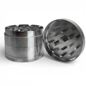 Grinder drvička Alumini 50mm strieborná - pohľad na zuby drvičky