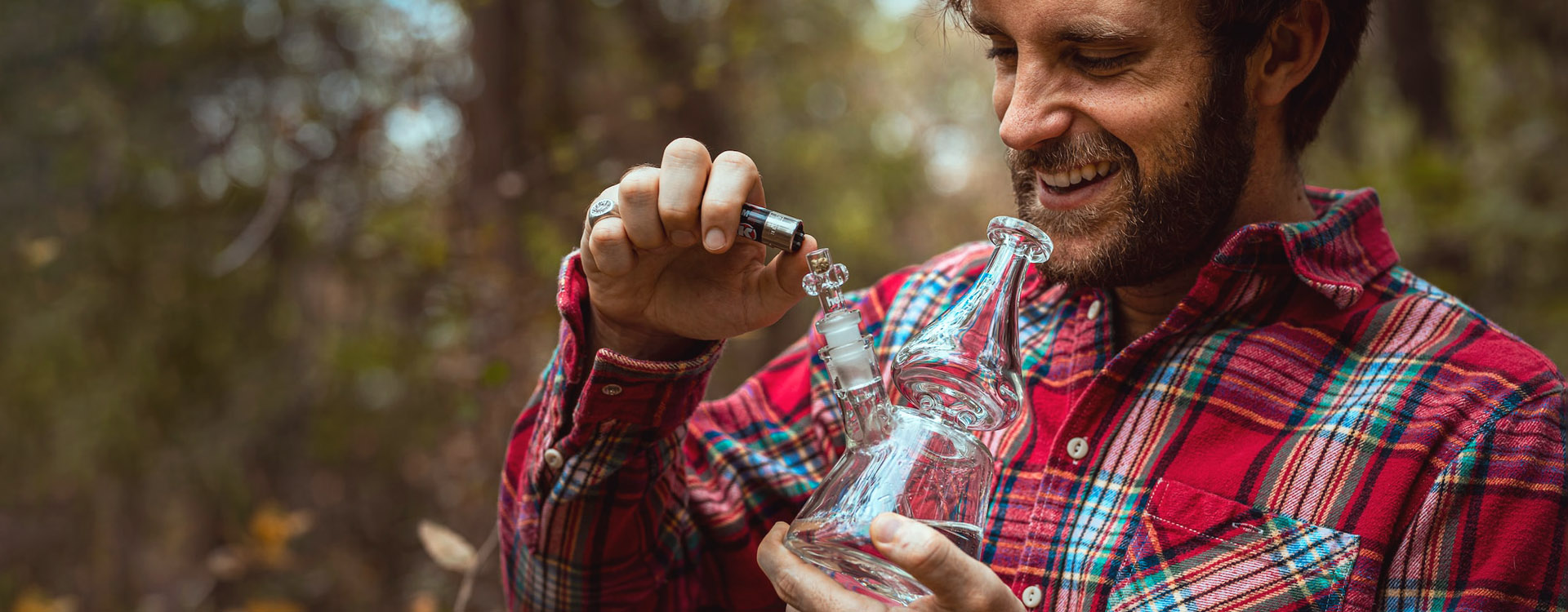 Mladý muž pripaľuje kotol bonga