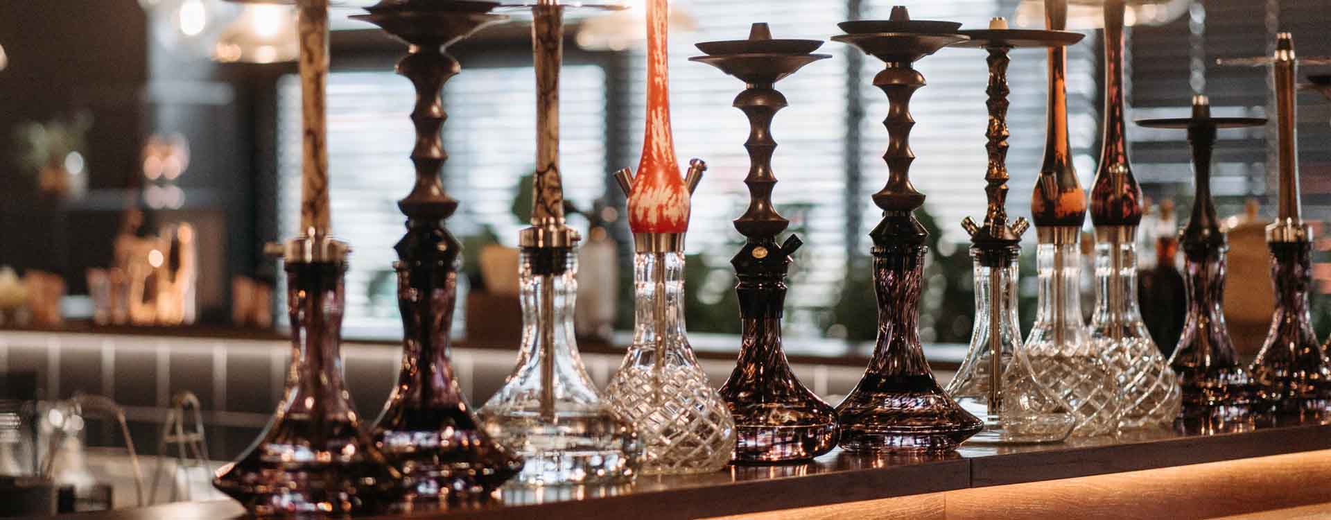 Vodné fajky rozložené v shisha bare