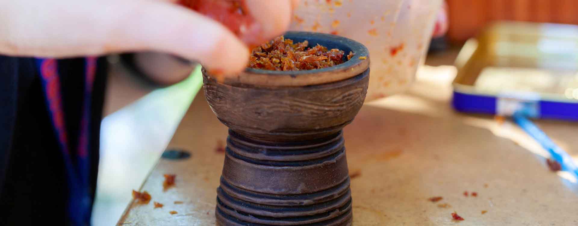 Príprava tabaku do korunky vodnej fajky