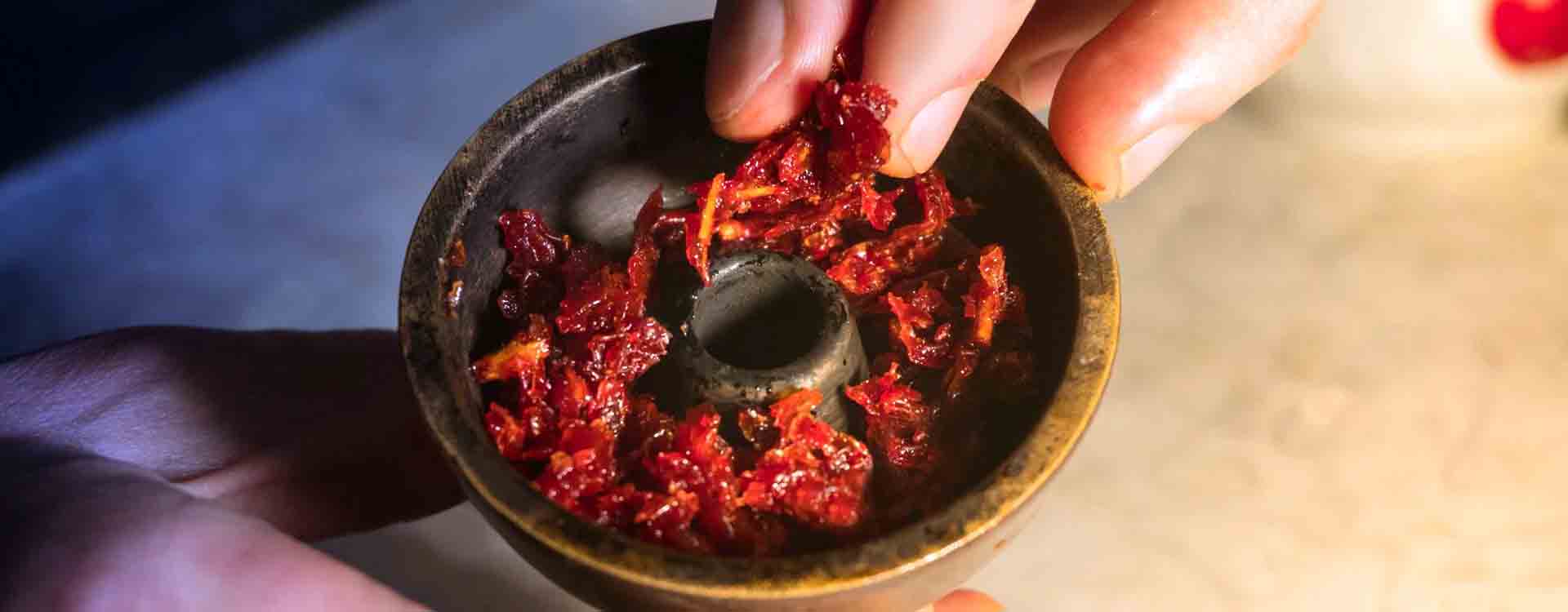 Korunka na vodnú fajku - detail prípravy tabaku do korunky