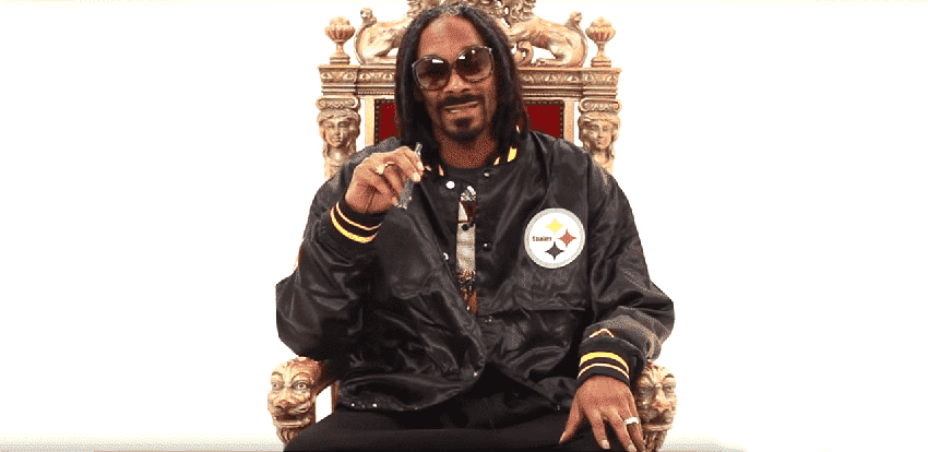 Snoop dogg drží v ruke herbal pen vaporizér a sedí pri tom na zlatom tróne