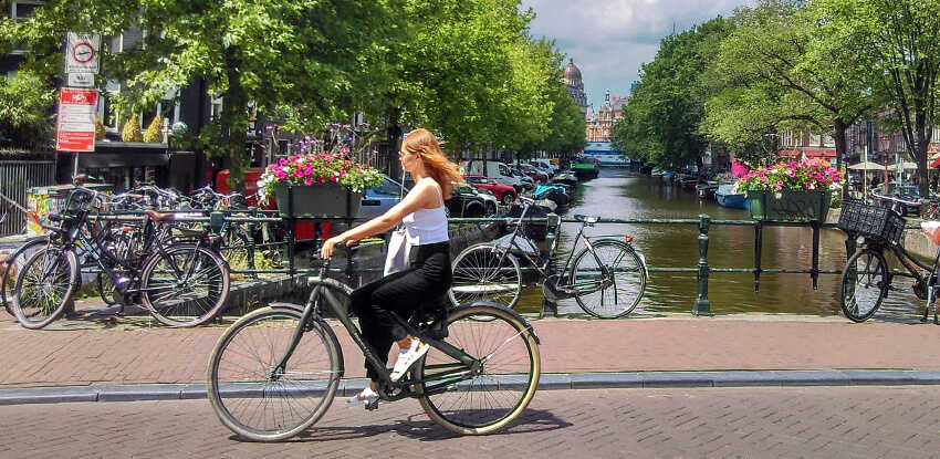 slečna na bicykli v amsterdame