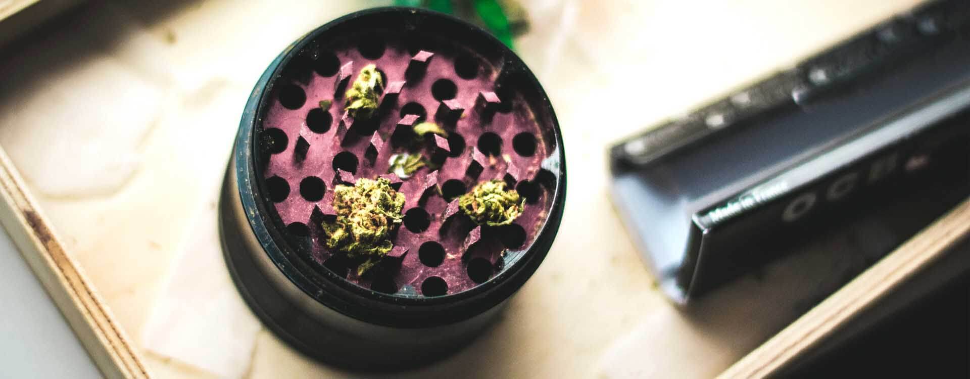 Drvička, grinder na marihuanu: otvorená kovová drvička obsahujúca šišku marihuany