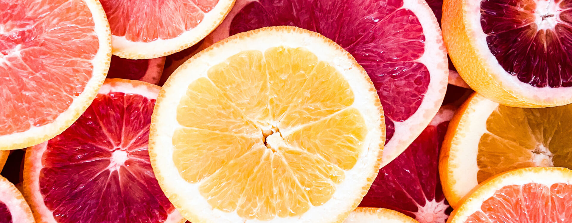 Ovocie: citrusové plody nakrájané na plátky, detail